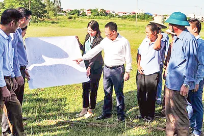 Lãnh đạo UBND huyện Mê Linh trao đổi về công tác giải phóng mặt bằng phục vụ triển khai dự án đường Vành đai 4-Vùng Thủ đô. (Ảnh CÔNG THỌ)