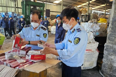 Đội Quản lý thị trường số 12 (Cục Quản lý thị trường Thành phố Hồ Chí Minh) kiểm đếm hàng hóa vi phạm trước khi tiến hành tiêu hủy tại Nhà máy Công ty cổ phần Môi trường Việt Úc.