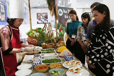 Giới thiệu món bún thang với khách du lịch.