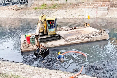 Bùn thải sông Tô Lịch được nạo vét, vận chuyển đến địa điểm xử lý theo quy định.