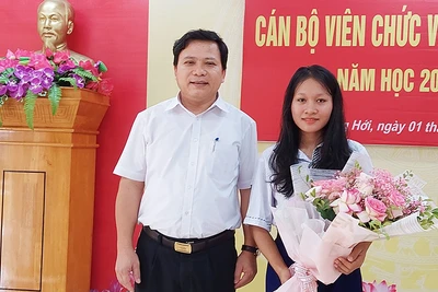 Lãnh đạo Trường phổ thông dân tộc nội trú tỉnh tặng quà của Bí thư Tỉnh ủy Quảng Bình cho em Cao Thị Lệ Hằng.