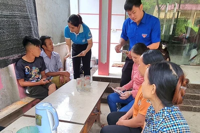 Cán bộ Đoàn Thanh niên tỉnh Lào Cai tuyên truyền đẩy lùi nạn tảo hôn.