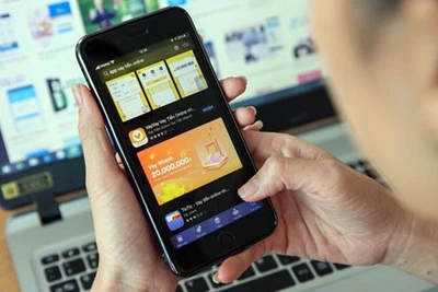 Trên các nền tảng ứng dụng điện thoại di động, không khó để tải và cài đặt các ứng dụng vay tiền. (Ảnh ĐỖ NGA)