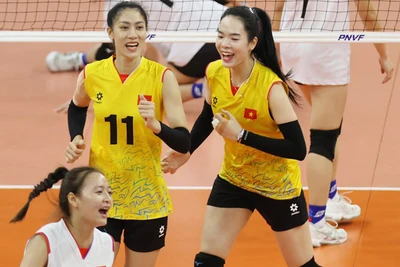 Các tuyển thủ nữ Việt Nam ăn mừng sau pha ghi điểm trong một trận đấu tại giải AVC Challenge Cup 2024. (Ảnh AVC cung cấp) 