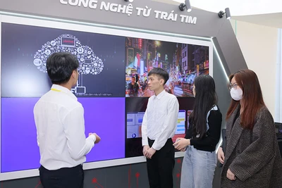 Giới thiệu các ứng dụng, giải pháp chuyển đổi số cho doanh nghiệp tại Diễn đàn Thương mại điện tử và kinh tế số ngành công thương 2023.