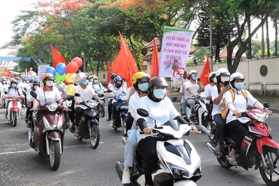 Diễu hành tuyên truyền về tác hại của thuốc lá trên một số trục đường chính của thành phố Kon Tum. (Ảnh THÙY HƯƠNG) 