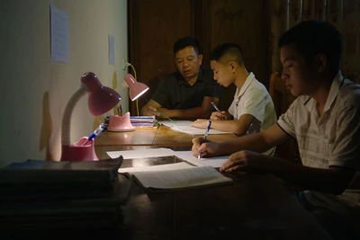 Cảnh phim tài liệu “Bên cạnh bố”. (Ảnh ĐOÀN PHIM CUNG CẤP)