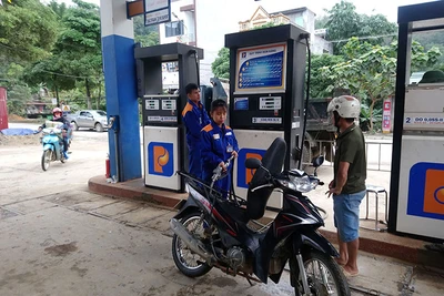 Người dân mua xăng dầu tại huyện Yên Minh (tỉnh Hà Giang).