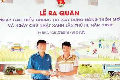 Phó Bí thư Tỉnh đoàn, Chủ tịch Hội Liên hiệp Thanh niên tỉnh Tây Ninh Trần Đăng Tiến (người bên trái) trao vốn hỗ trợ thanh niên khởi nghiệp tại huyện Châu Thành.