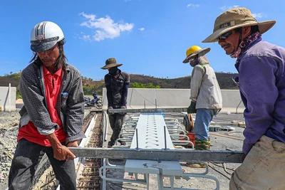Nhà thầu Trung Chính thi công lắp đặt khe co giãn cầu chính tuyến trên đường cao tốc Phan Thiết-Dầu Giây. 
