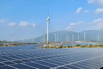 Nhà máy điện gió và điện mặt trời tại huyện Thuận Bắc, tỉnh Ninh Thuận. (Ảnh Hồng Quảng)