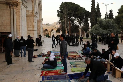 Các tín đồ Hồi giáo bên ngoài đền thờ Al-Aqsa. (Ảnh TÂN HOA XÃ)