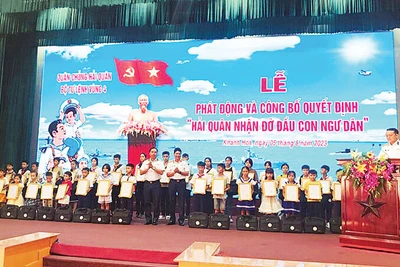 Trao quyết định và tặng quà các cháu được nhận đỡ đầu. 