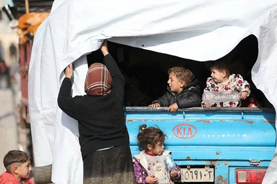 Người dân di dời khỏi khu vực Aleppo của Syria để tránh giao tranh. (Ảnh REUTERS)