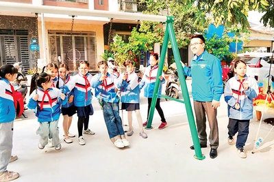 Công trình “Sân chơi cộng đồng” tại khu tái định cư Cái Hòm, tổ dân phố số 32, phường Đông Khê (quận Ngô Quyền) được khánh thành tạo địa điểm cho thanh thiếu niên, học sinh và nhân dân trong khu vực vui chơi giải trí, rèn luyện sức khỏe.