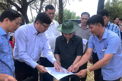 Lãnh đạo Ủy ban nhân dân huyện Đầm Dơi khảo sát địa hình mở rộng đường giao thông nông thôn.