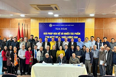 Các đại biểu tại tọa đàm về phát triển ảnh nghệ thuật chất lượng cao.