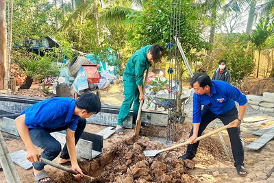 Đoàn viên, thanh niên tỉnh Sóc Trăng tình nguyện hỗ trợ xây nhà cho hộ nghèo. (Ảnh NGUYỄN PHONG)