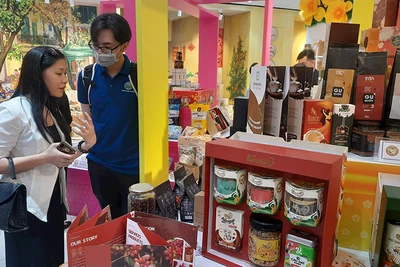 Doanh nghiệp lương thực, thực phẩm trưng bày, giới thiệu sản phẩm tại showroom Trung tâm Xúc tiến thương mại và Đầu tư Thành phố Hồ Chí Minh.