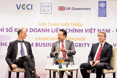 Ông Nguyễn Quang Vinh, Phó Chủ tịch điều hành Liên đoàn Thương mại và Công nghiệp Việt Nam (ở giữa) nhấn mạnh, để xây dựng văn hóa liêm chính, cần sự cam kết của người đứng đầu doanh nghiệp.