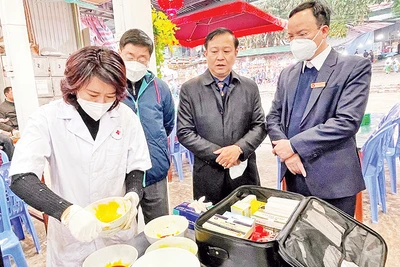 Đoàn kiểm tra liên ngành số 1 của thành phố Hà Nội kiểm tra an toàn thực phẩm tại lễ hội chùa Hương. (Ảnh THU TRANG)