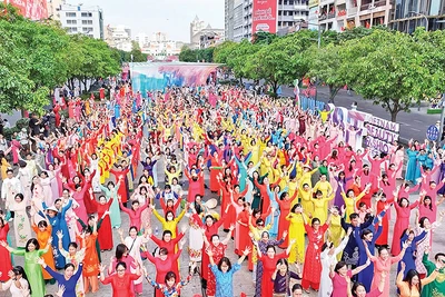 Đồng diễn áo dài trên phố Nguyễn Huệ trong khuôn khổ Lễ hội Áo dài thành phố lần thứ 11, năm 2025. (Ảnh CTV)