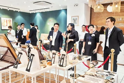 Đại diện các doanh nghiệp Singapore tham quan, tìm hiểu cơ hội đầu tư tại Showroom Trung tâm Xúc tiến thương mại và Đầu tư Thành phố Hồ Chí Minh.