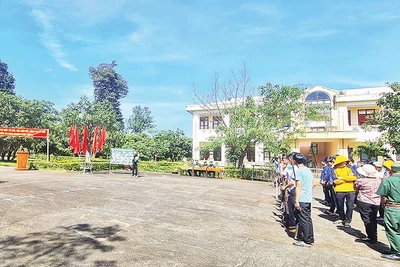 Chiến sĩ Đồn Biên phòng Ia Đal tuyên truyền về tác hại, hậu quả của việc sản xuất, tàng trữ, sử dụng, mua bán trái phép vũ khí, vật liệu nổ cho người dân xã Ia Đal, huyện Ia H'Drai.