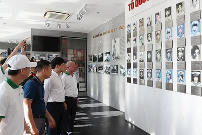 Các đại biểu tham quan khu tưởng niệm Chiến sĩ Gạc Ma, ở xã Cam Hải Đông, huyện Cam Lâm, tỉnh Khánh Hòa.