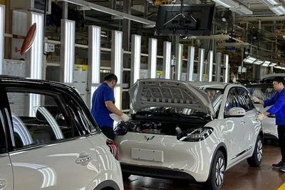 Lắp ráp sản phẩm ô-tô điện tại một nhà máy sản xuất ô-tô.