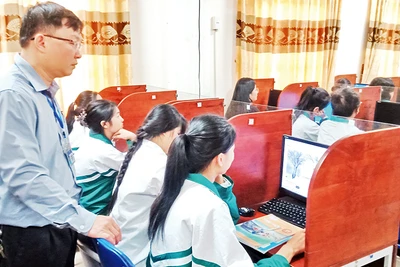 Trường phổ thông dân tộc nội trú Thái Nguyên đầu tư trang thiết bị cho học sinh học ngoại ngữ, tin học. 