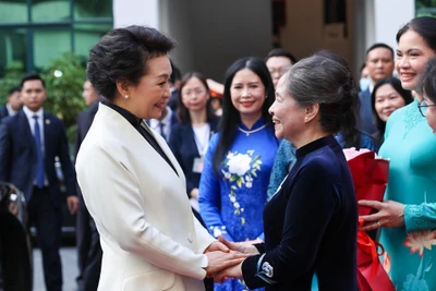 Phu nhân Tổng Bí thư Nguyễn Phú Trọng đón Phu nhân Tổng Bí thư, Chủ tịch Trung Quốc Tập Cận Bình tới thăm Bảo tàng Phụ nữ Việt Nam.