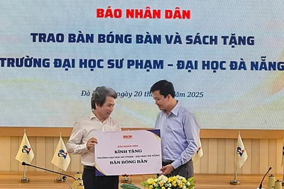 Đồng chí Tạ Quang Dũng trao tặng bàn bóng bàn tiêu chuẩn cho Trường đại học Sư phạm, Đại học Đà Nẵng.