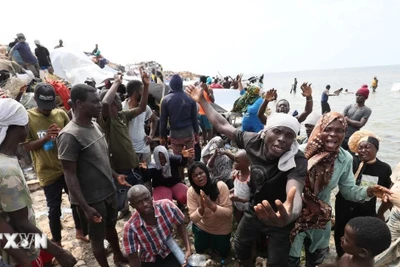 Người di cư tại khu vực biên giới Tunisia-Libya. (Ảnh: THX/TTXVN)