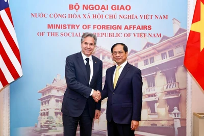 Bộ trưởng Ngoại giao Bùi Thanh Sơn và Bộ trưởng Ngoại giao Hoa Kỳ Antony Blinken tại lễ đón.
