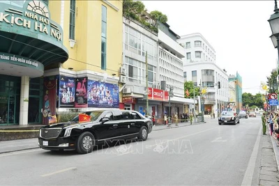 Đoàn xe chuyên chở Tổng thống Hoa Kỳ Joe Biden trên phố Tràng Tiền. Ảnh: Minh Đức/TTXVN