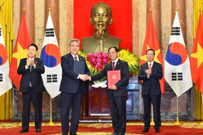Chủ tịch nước Võ Văn Thưởng và Tổng thống Đại Hàn Dân Quốc Yoon Suk Yeo chứng kiến lễ trao đổi văn kiện giữa Bộ trưởng Ngoại giao Bùi Thanh Sơn và Ngoại trưởng Hàn Quốc Park Jin về chương trình hành động giữa Chính phủ nước Cộng hoà xã hội chủ nghĩa Việt Nam và Chính phủ Đại Hàn Dân Quốc về việc triển khai quan hệ đối tác chiến lược Việt Nam – Hàn Quốc. Ảnh: THỦY NGUYÊN