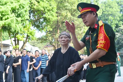 Người dân xúc động sau khi viếng Tổng Bí thư Nguyễn Phú Trọng tại Nhà tang lễ Quốc gia.