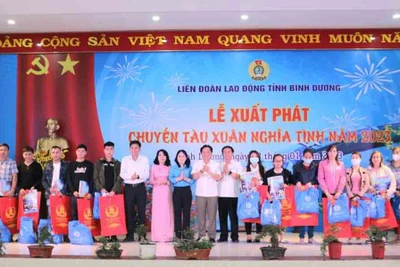 Lãnh đạo tỉnh Bình Dương trao quà cho công nhân lao động trước lúc lên tàu về quê đón Tết.