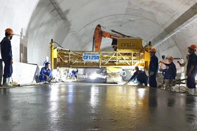 Đường hầm đang được gấp rút thi công.