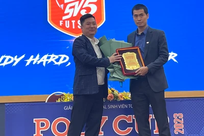 Đại diện FPT Play trao kỷ niệm chương Liên đoàn Bóng đá Hà Nội.