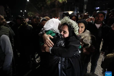 Tù nhân Palestine vui mừng gặp lại người thân tại Beitunia, thành phố Ramallah, Bờ Tây. Ảnh: Tân Hoa xã 