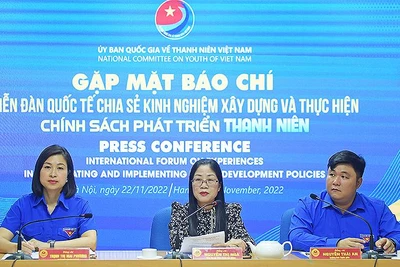 Các đồng chí đại diện Ban Tổ chức thông tin về Diễn đàn.