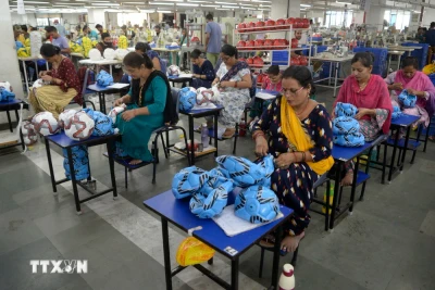 Công nhân làm việc tại một nhà máy ở Jalandhar, bang Punjab, Ấn Độ. (Ảnh: AFP/TTXVN)