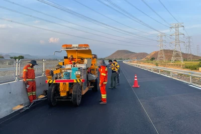  Thi công sơn vạch đường, gói thầu XL-03, đoạn cao tốc Vĩnh Hảo-Phan Thiết
