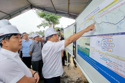 Bộ trưởng Kế hoạch và Đầu tư Nguyễn Chí Dũng xem bản đồ hướng tuyến cao tốc Tân Phú-Bảo Lộc.