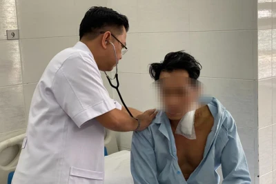 Bác sĩ Nhân thăm khám và chữa trị cho bệnh nhân.