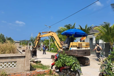 Người dân tự nguyện tháo dỡ căn biệt thự vi phạm ở khu đất 18,9ha do Nhà nước quản lý, tại thành phố Phú Quốc. 