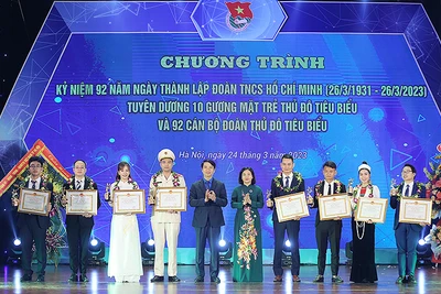 Phó Bí thư Thường trực Thành ủy Hà Nội Nguyễn Thị Tuyến, Bí thư Thường trực Trung ương Đoàn Nguyễn Ngọc Lương trao Bằng khen tặng các Gương mặt trẻ Thủ đô tiêu biểu năm 2022.