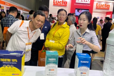 Các doanh nghiệp, cơ sở chăn nuôi tham quan các gian hàng triển lãm. 